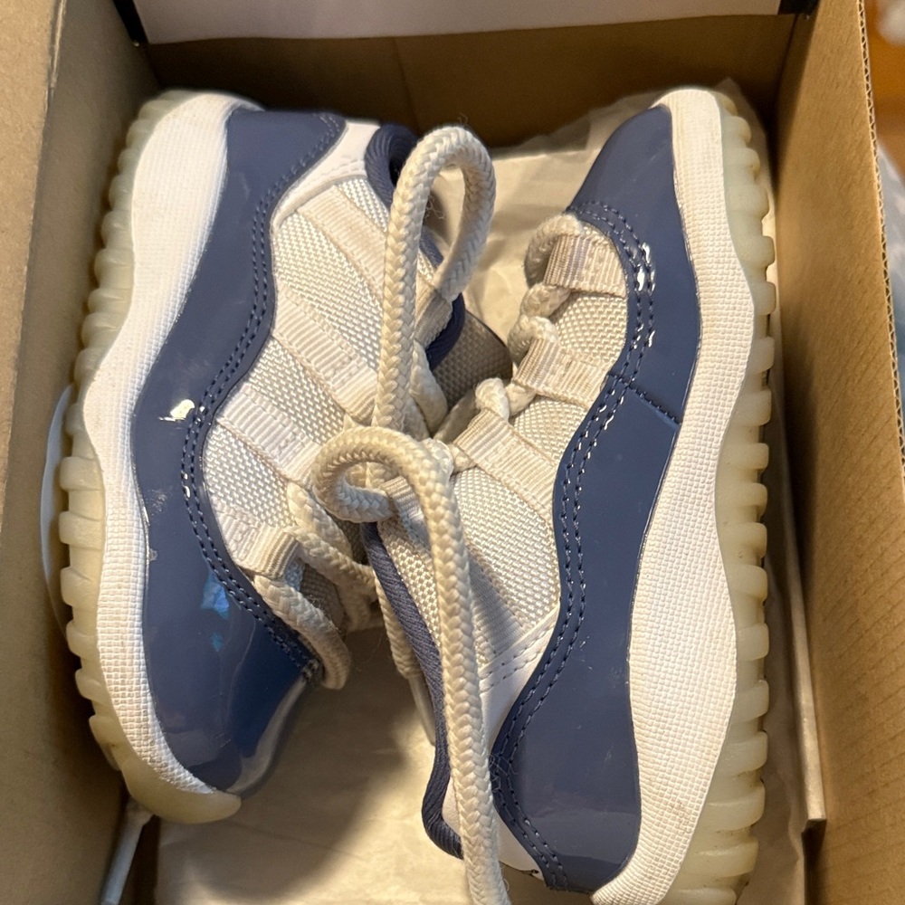 Jordan Kids Sneakers in Navy and White
